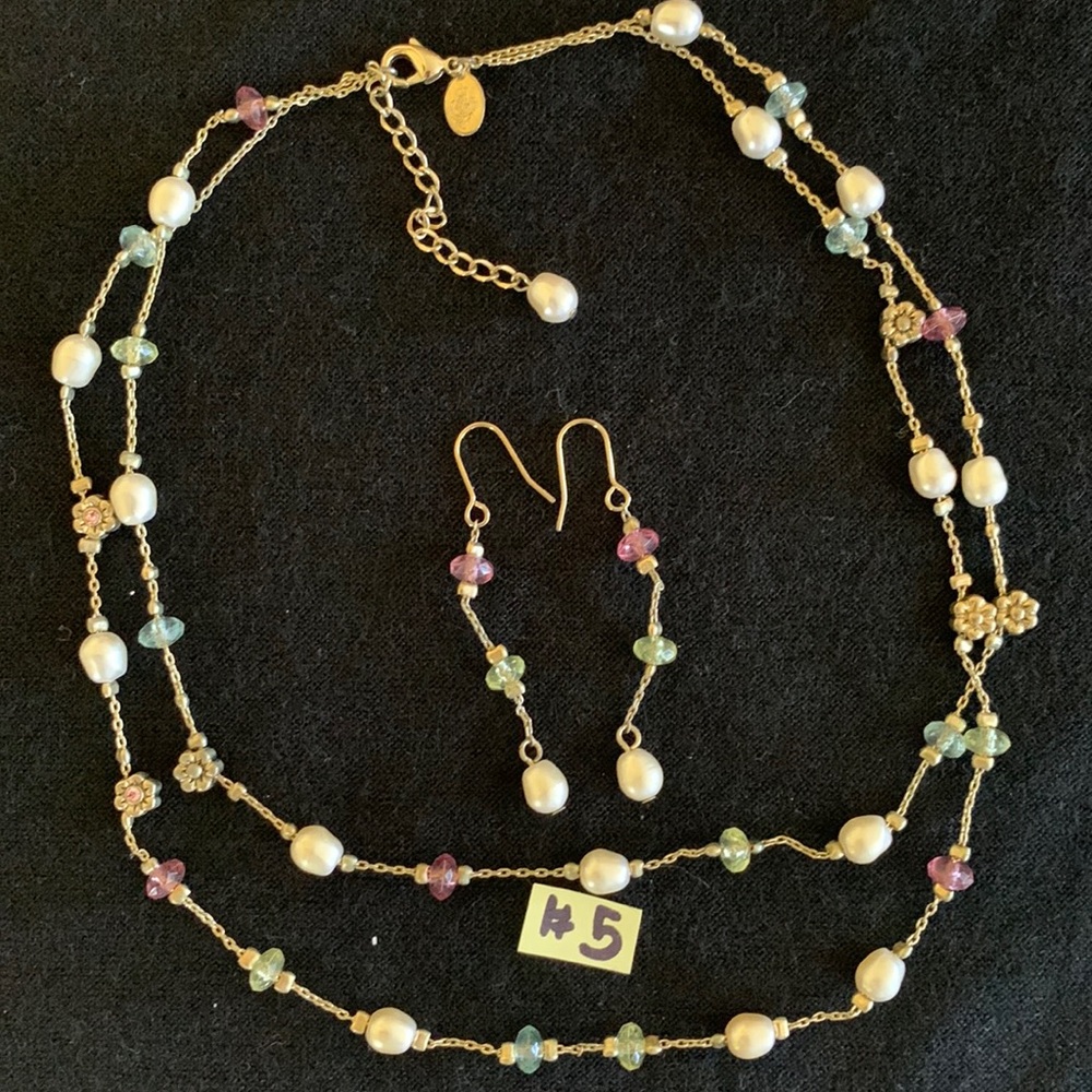Lovely gold color necklace, earring set. Make me an offer I can’t refuse.